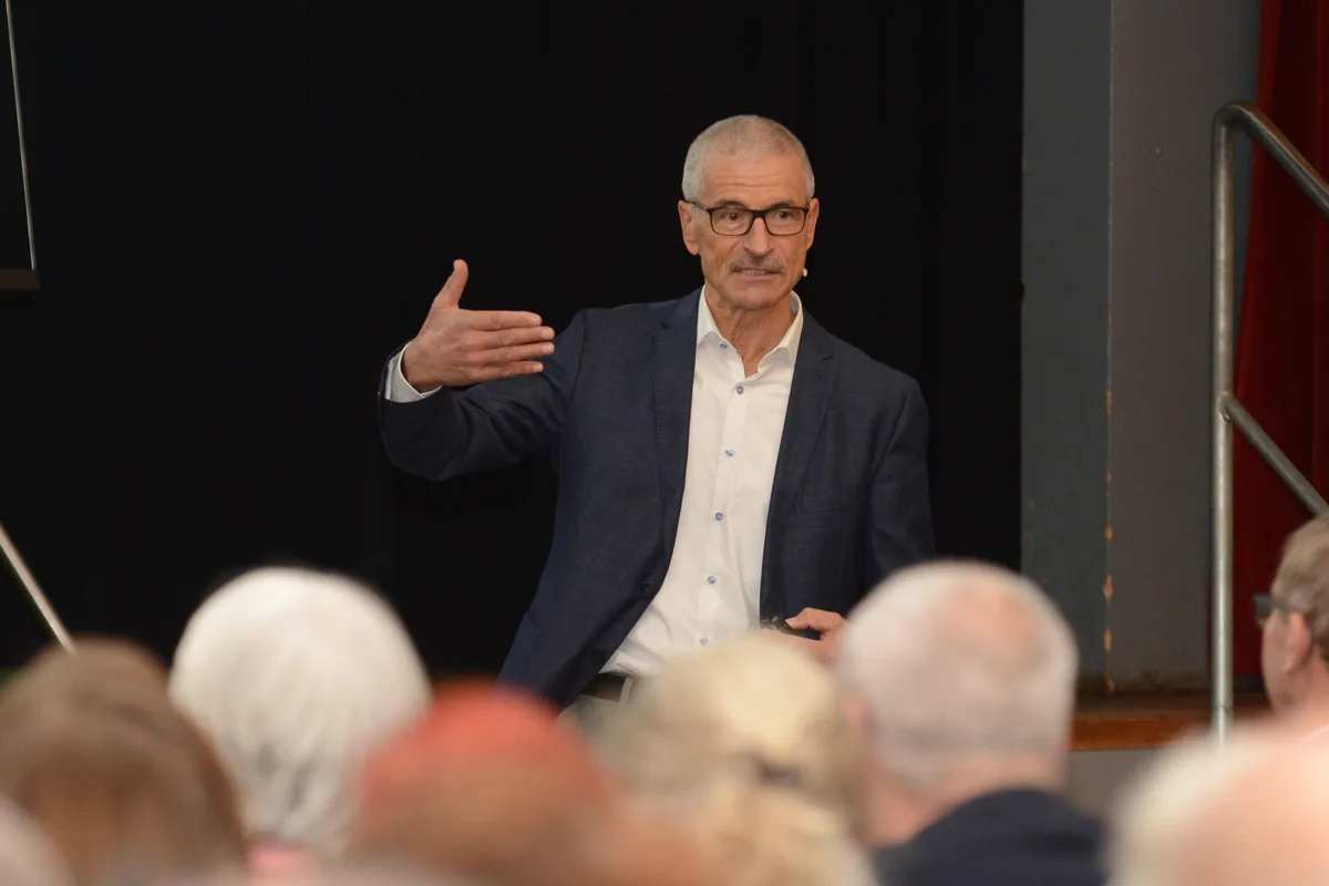 Felix Vontobel stellte die Probleme und Lösungsansätze in der Schweizer Energiepolitik vor. Mann referiert an einem Podium